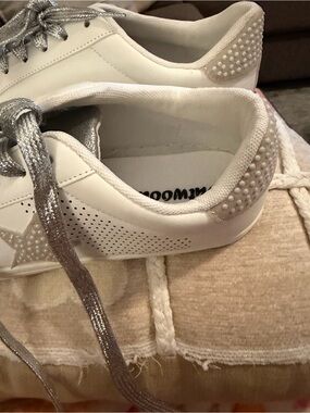 Outwoods White Sneakers with Pearl Heel and Silver Laces